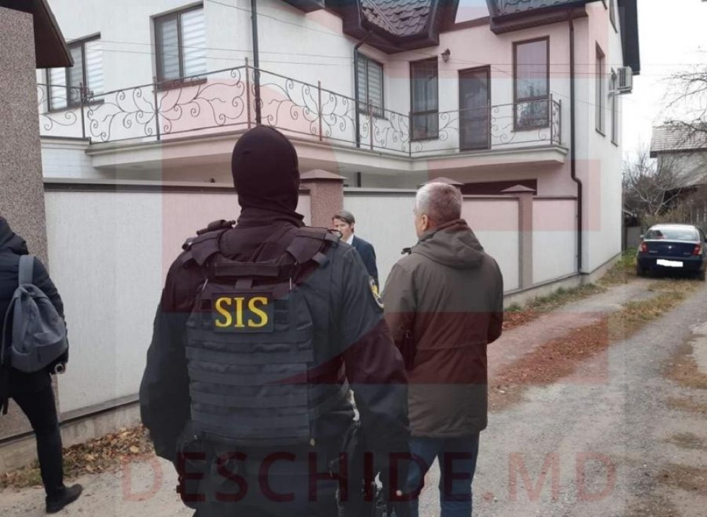 FOCUS // Ex-președintele Curții de Apel Bălți a fost transportat la spital. I s-a făcut rău în timpul perchezițiilor